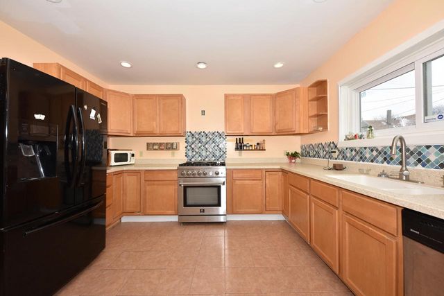 2414 N Weil STREET, Milwaukee, WI 53212