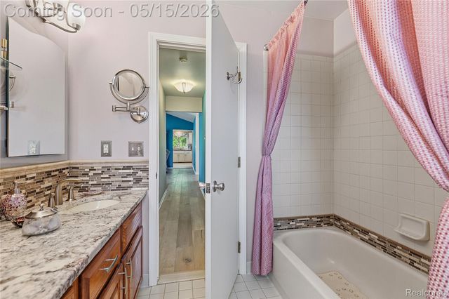 450 W Drahner Road, Oxford Village, MI 48371