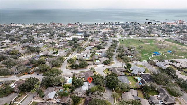 414 Barracuda Pl, Corpus Christi, TX 78411
