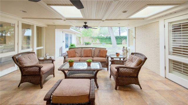 414 Barracuda Pl, Corpus Christi, TX 78411