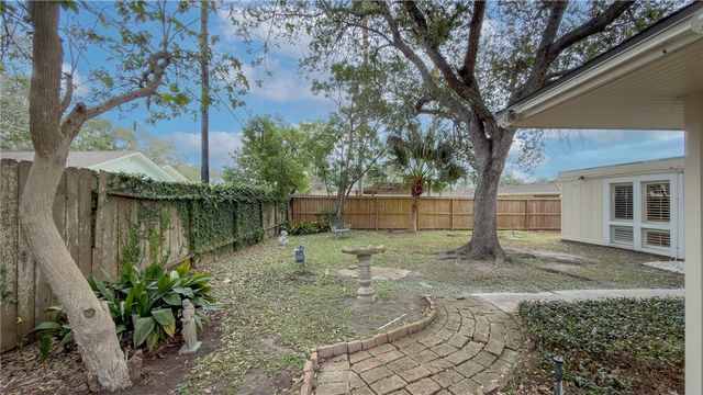 414 Barracuda Pl, Corpus Christi, TX 78411