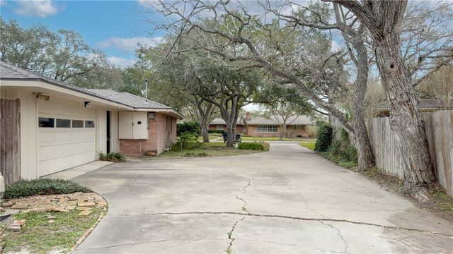414 Barracuda Pl, Corpus Christi, TX 78411