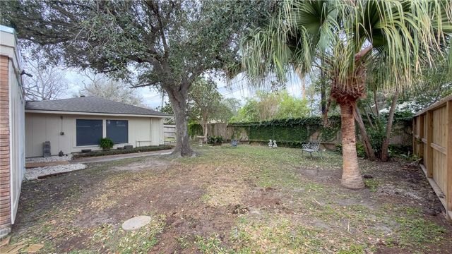 414 Barracuda Pl, Corpus Christi, TX 78411