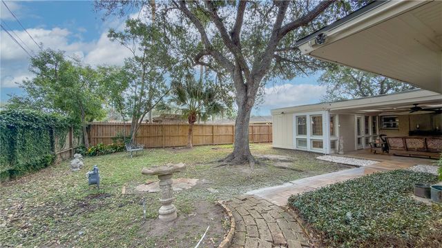 414 Barracuda Pl, Corpus Christi, TX 78411