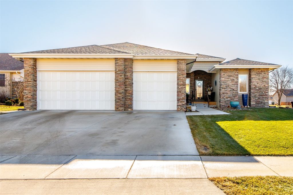 2426 Yorkshire Circle, Ames, IA 50010