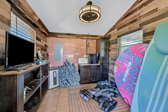 114 E Seminole Drive, Lake Kiowa, TX 76240