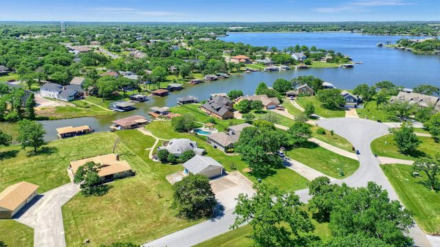 114 E Seminole Drive, Lake Kiowa, TX 76240