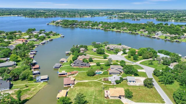 114 E Seminole Drive, Lake Kiowa, TX 76240
