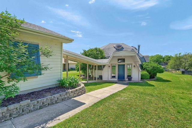 114 E Seminole Drive, Lake Kiowa, TX 76240