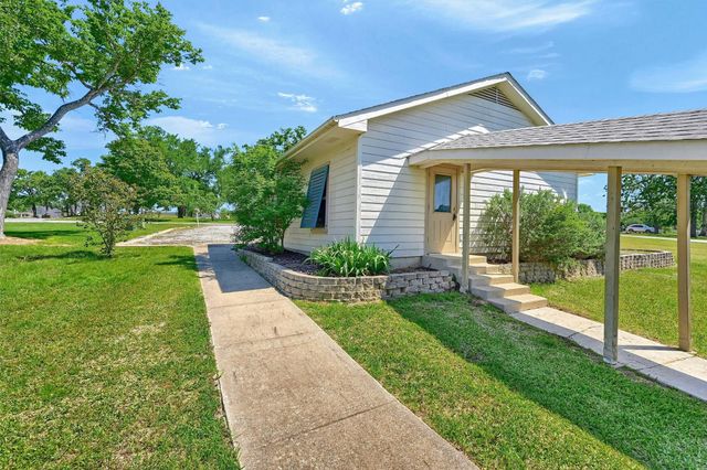 114 E Seminole Drive, Lake Kiowa, TX 76240