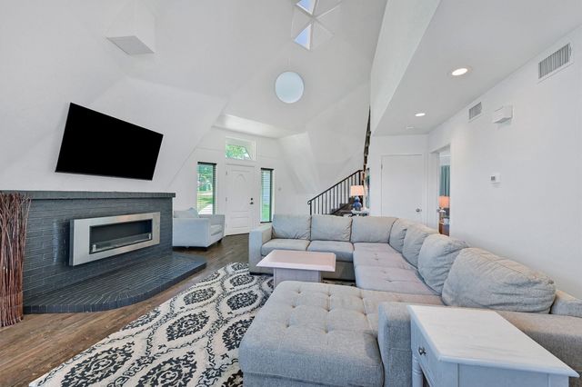 114 E Seminole Drive, Lake Kiowa, TX 76240