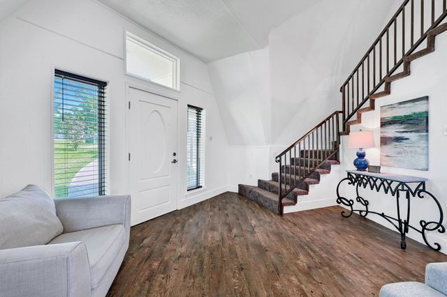 114 E Seminole Drive, Lake Kiowa, TX 76240