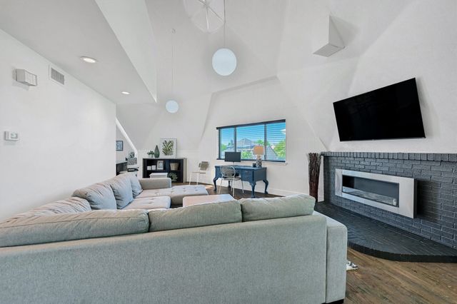 114 E Seminole Drive, Lake Kiowa, TX 76240