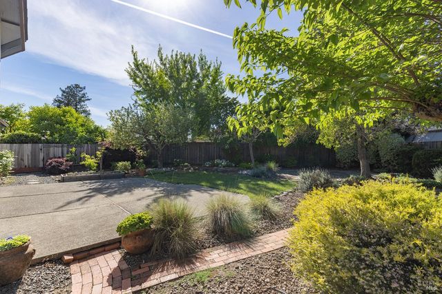 2387 Lujo Ct, Santa Rosa, CA 95403