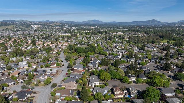 2387 Lujo Ct, Santa Rosa, CA 95403