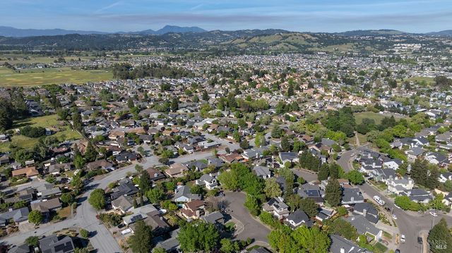 2387 Lujo Ct, Santa Rosa, CA 95403