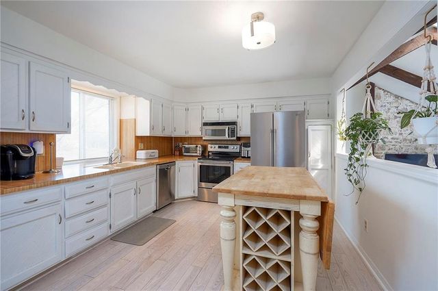 3916 SW HIDDEN COVE Drive, Lee's Summit, MO 64082