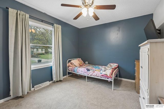 7923 Raven Oaks Drive, Omaha, NE 68152