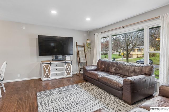 7923 Raven Oaks Drive, Omaha, NE 68152