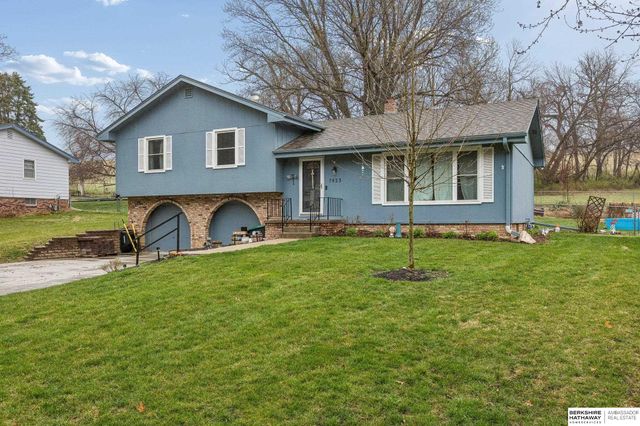 7923 Raven Oaks Drive, Omaha, NE 68152