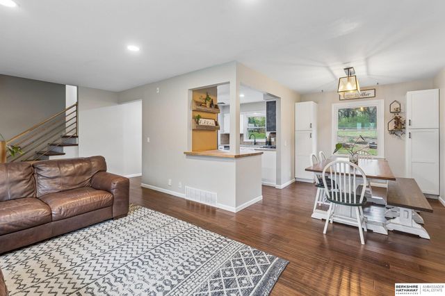7923 Raven Oaks Drive, Omaha, NE 68152