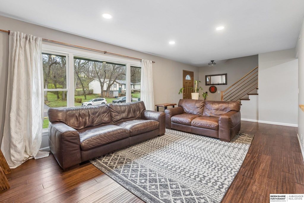 7923 Raven Oaks Drive, Omaha, NE 68152