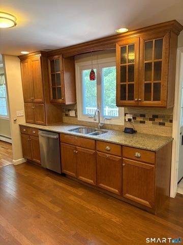 20 Saxton Brook Drive, Simsbury, CT 06070