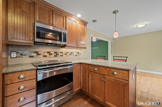 20 Saxton Brook Drive, Simsbury, CT 06070