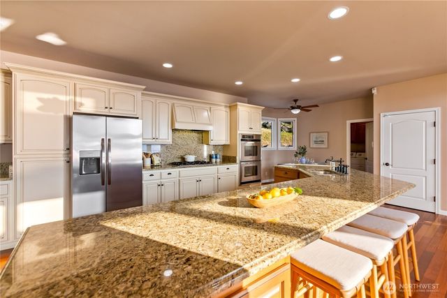 1989 Beach Dr E, Port Orchard, WA 98366