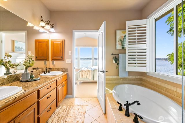 1989 Beach Dr E, Port Orchard, WA 98366