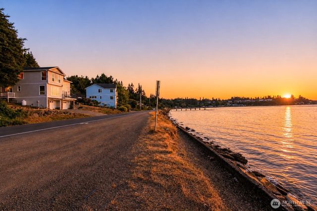 1989 Beach Dr E, Port Orchard, WA 98366
