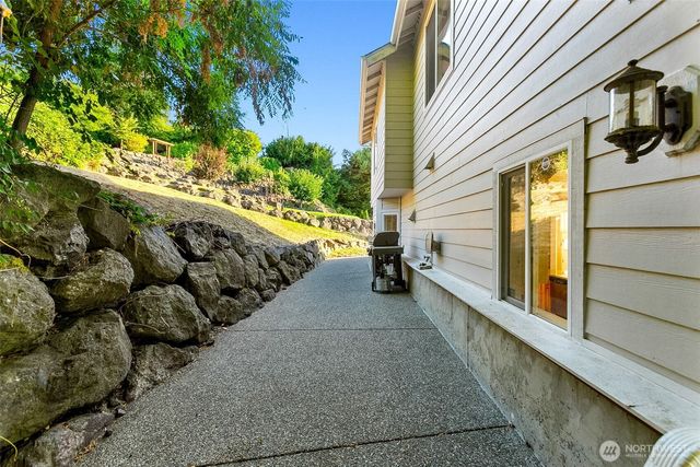 1989 Beach Dr E, Port Orchard, WA 98366
