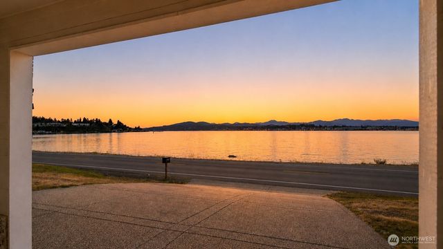 1989 Beach Dr E, Port Orchard, WA 98366