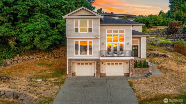 1989 Beach Dr E, Port Orchard, WA 98366