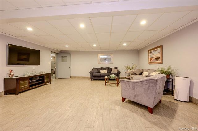 740 E Broadway 4G, Long Beach, NY 11561