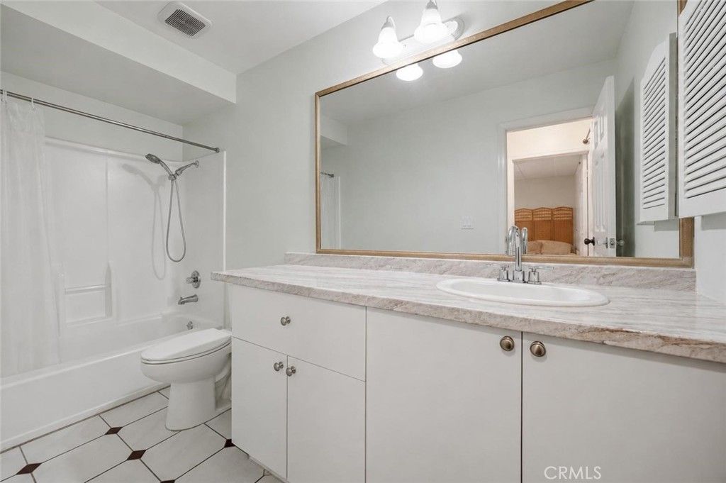 Image 14 of property listing at 525 S Ardmore Avenue 320, Los Angeles, CA 90020