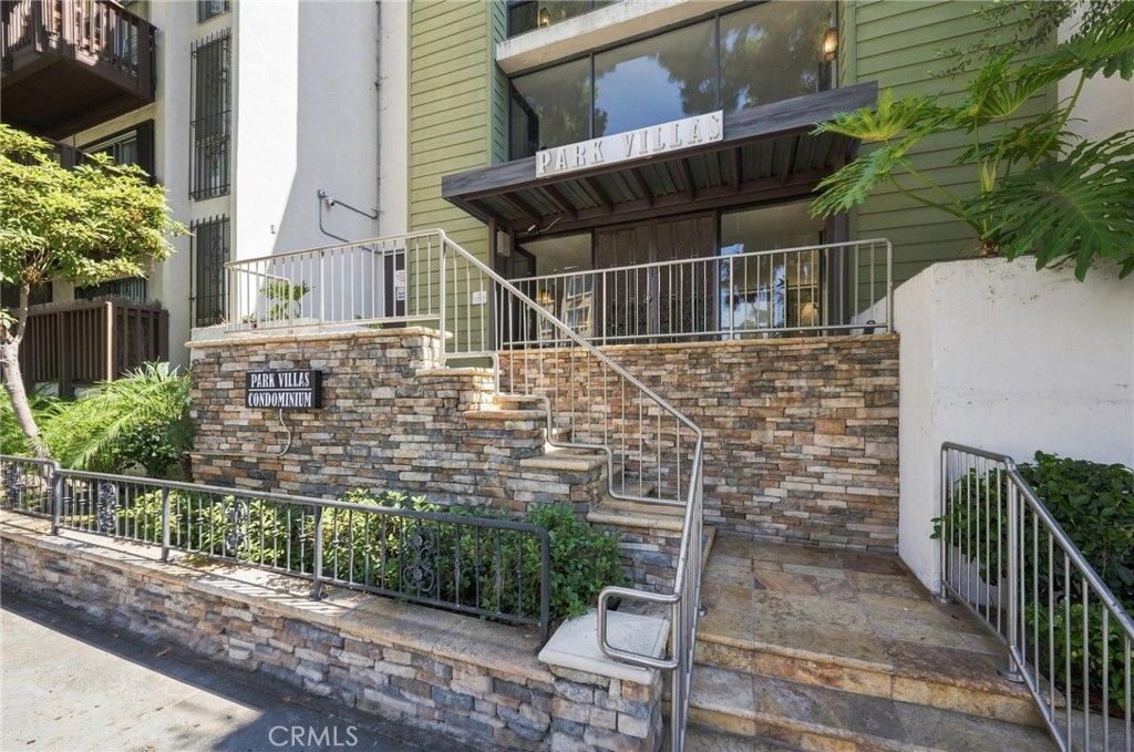 Image 19 of property listing at 525 S Ardmore Avenue 320, Los Angeles, CA 90020