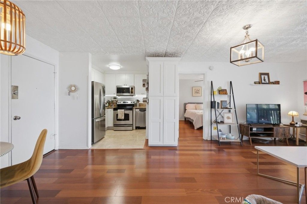 Image 2 of property listing at 525 S Ardmore Avenue 320, Los Angeles, CA 90020