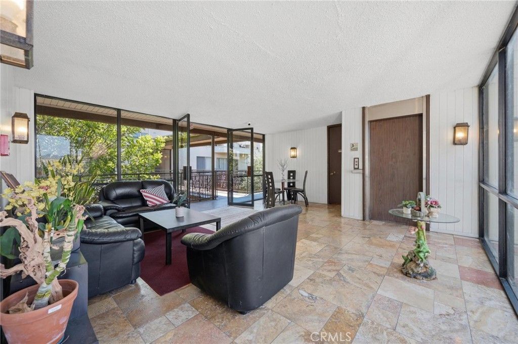 Image 20 of property listing at 525 S Ardmore Avenue 320, Los Angeles, CA 90020