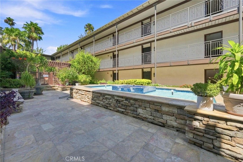 Image 22 of property listing at 525 S Ardmore Avenue 320, Los Angeles, CA 90020