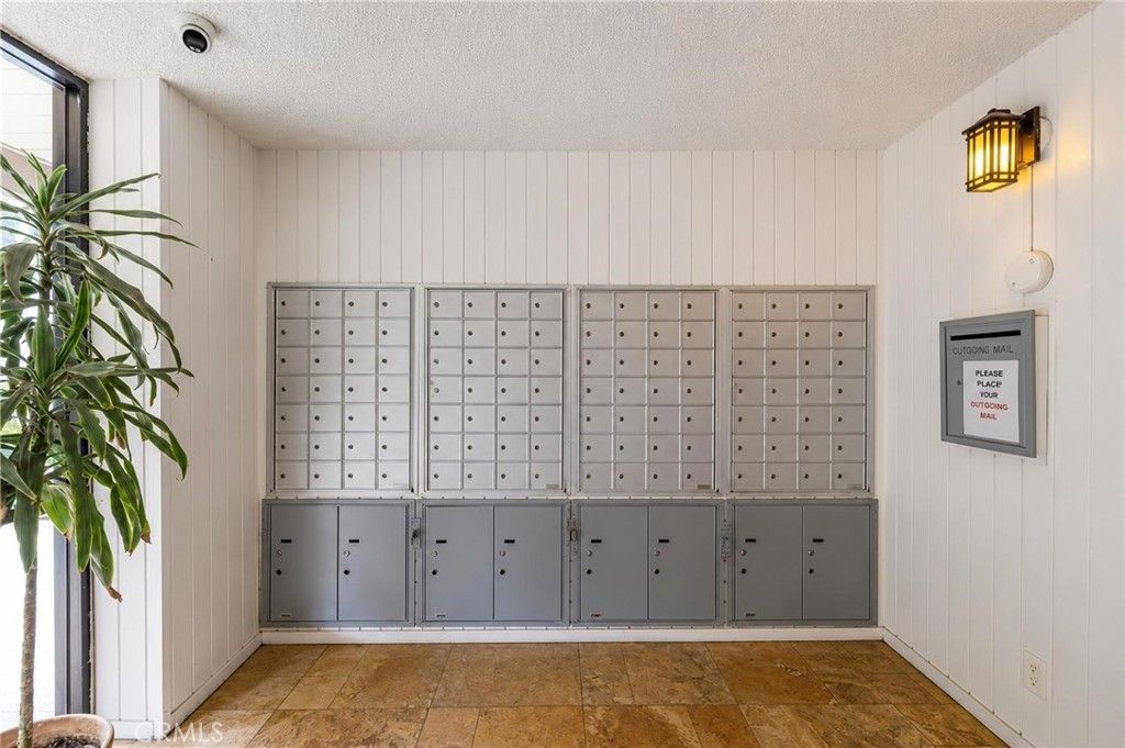 Image 27 of property listing at 525 S Ardmore Avenue 320, Los Angeles, CA 90020