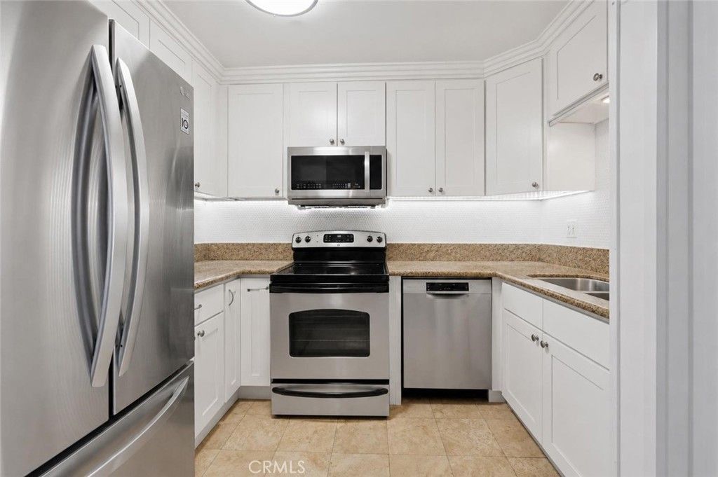 Image 3 of property listing at 525 S Ardmore Avenue 320, Los Angeles, CA 90020