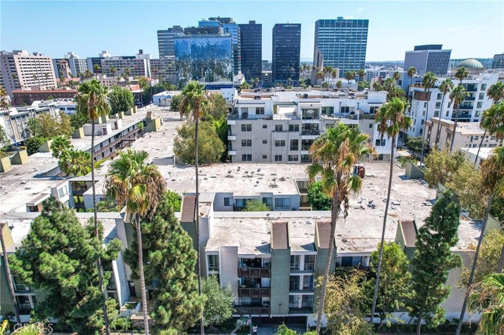Image 30 of property listing at 525 S Ardmore Avenue 320, Los Angeles, CA 90020
