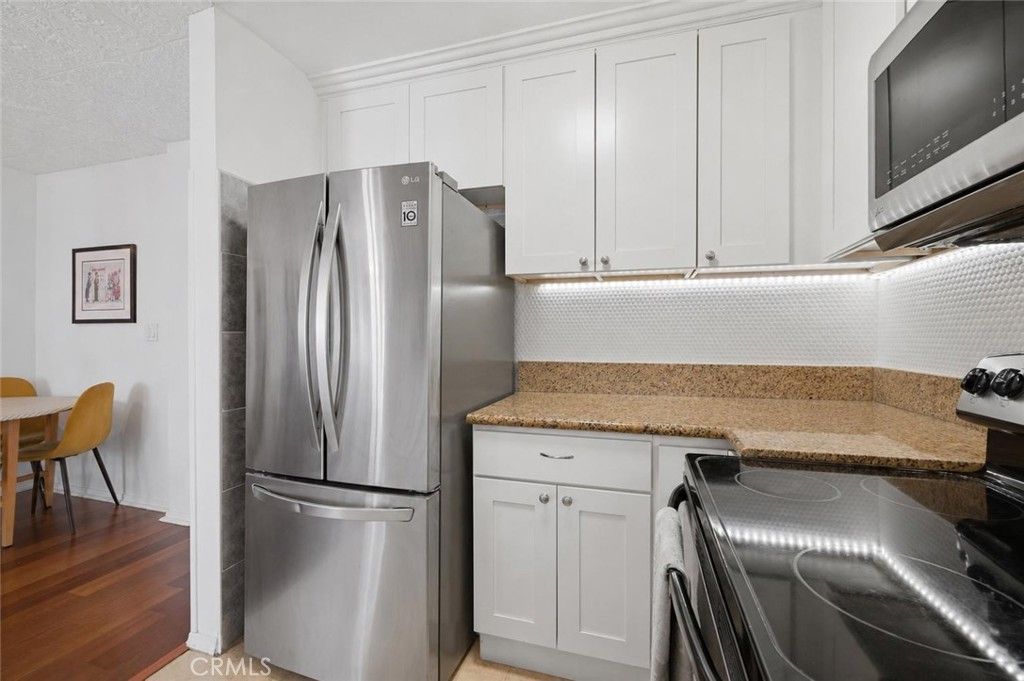 Image 4 of property listing at 525 S Ardmore Avenue 320, Los Angeles, CA 90020