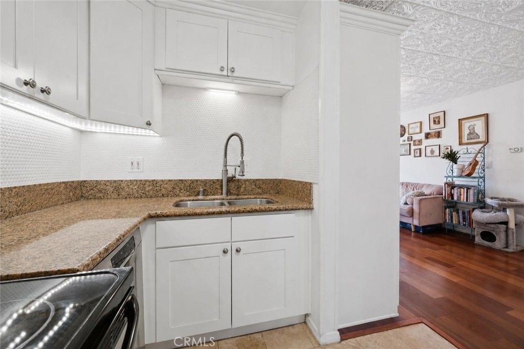 Image 5 of property listing at 525 S Ardmore Avenue 320, Los Angeles, CA 90020
