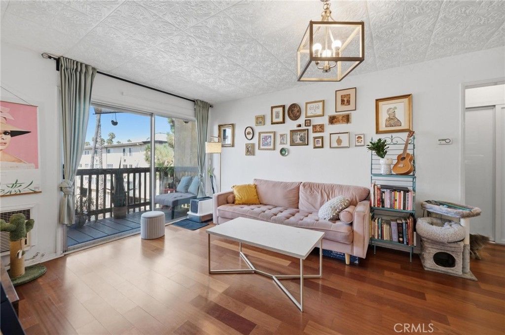 Image 7 of property listing at 525 S Ardmore Avenue 320, Los Angeles, CA 90020