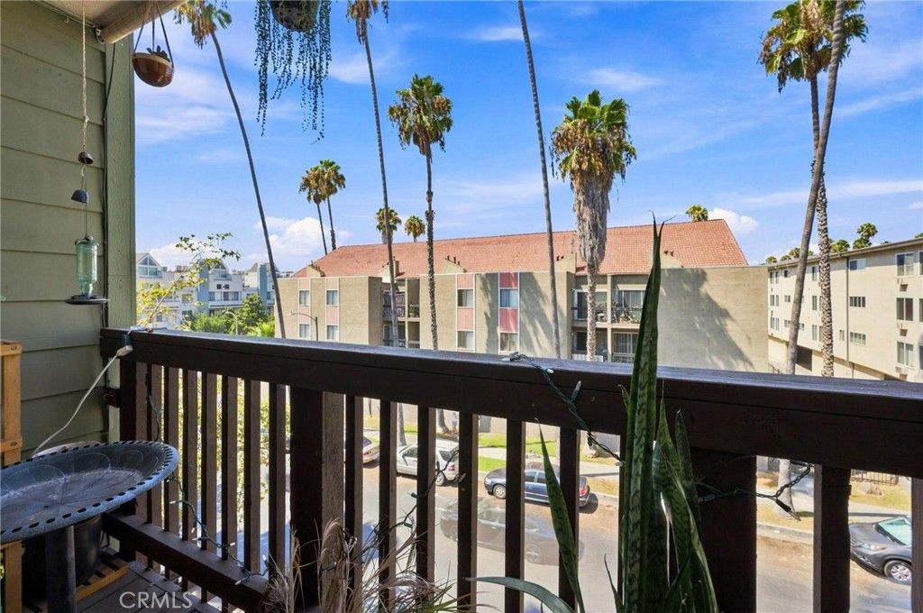 Image 8 of property listing at 525 S Ardmore Avenue 320, Los Angeles, CA 90020