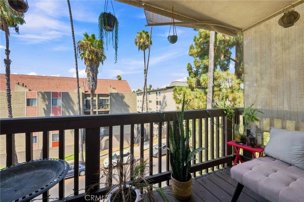 Image 9 of property listing at 525 S Ardmore Avenue 320, Los Angeles, CA 90020
