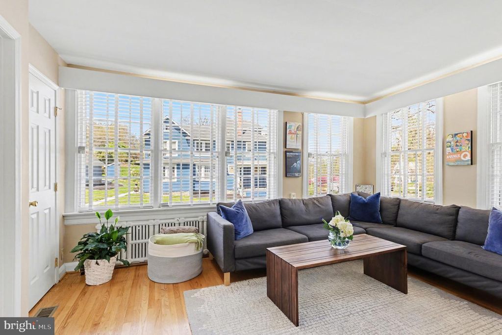 Image 12 of property listing at 5616 CROSS COUNTRY BLVD, Baltimore, MD 21209