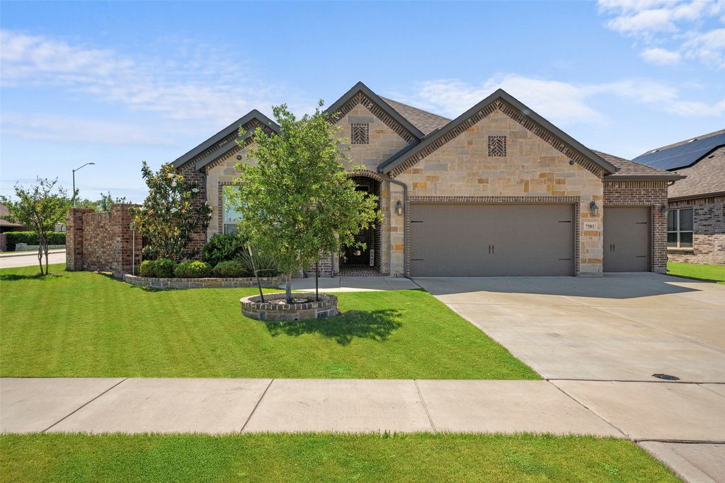 7581 Sevie Lane, Grand Prairie, TX 75054